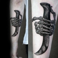 Skelett Hand mit scharfen Dolch Tattoo auf Unterarm im Stil der alten Schule