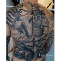 Tatuaje en la espalda,
 esqueleto en armadura de samurái y halcón