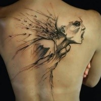 Sketch Stil schwarzes Rücken Tattoo von gruseliger Frau