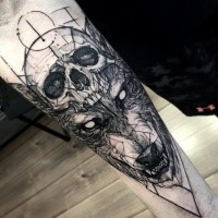 Sketch Stil schwarzes gruseliges Unterarm Tattoo vom Dämon Wolf mit dem menschlichen Schädel Helm