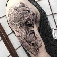 Sketch Stil schwarzes Schulter Tattoo von mystischerm Mann mit Löwen Helm