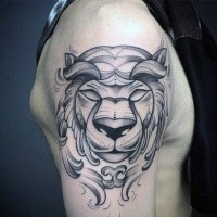 Sketch Stil schwarzes Schulter Tattoo mit Löwenkopf