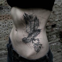 Sketch Stil schwarzes Seite Tattoo von Krähe mit menschlichem Herzen