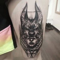 Skizzestil tinteschwarzer Oberschenkel Tattoo der Frau mit dem Wolfhelm