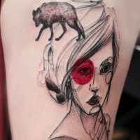 Sketch Stil farbiges Oberschenkel Tattoo mit Gesicht  der Frau und Wolf