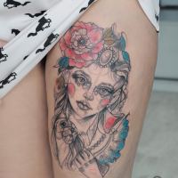 Skizzestil farbiger Oberschenkel Tattoo der Frau mit Hund und Blumen