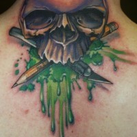 Schädel und gekreuzten Schreibbedarf Tattoo in Farbe