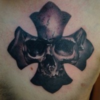 Tatuaje en la espalda, dibujo de cráneo en cruz