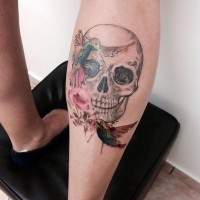 Skull and hummingbirds tattoo on leg by Cassio Magne