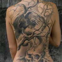 Schwarzer Rabe auf Baum mit Schädel Tattoo am Rücken