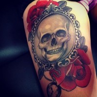 Schädel und rote Rosen Tattoo am Oberschenkel