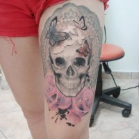 Tatuaggio colorato sulla gamba il teschio femminile con le rose rosa by Cassio Magne