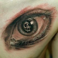 Tattoo mit Schädel in menschlichem Auge an der Brust