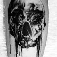 Skull shaped black and white sleeping couple tattoo on leg