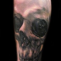 Tatuaje en la pierna, cráneo alargado negro
