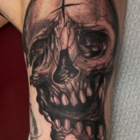 Rotten skull tattoo on arm bygraynd