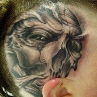 Schwarzer Schädel Tattoo am Kopf