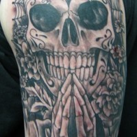 Tatuaje en el brazo, esqueleto con la cruz y montón de detalles