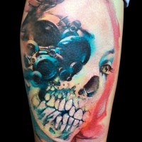 Crâne de femme le tatouage sur la jambe coloré