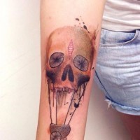 Skull transform in carriage forearm tattoo by Cassio Magne