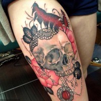 cranio con gioielli e rose rose tatuaggio sulla coscia di David Boggins