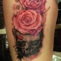 cranio con rose rosa realistico tatuaggio sulla gamba