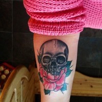 teschio con rose rosa tatuaggio mezza manica