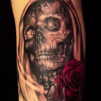 Tatuaggio colorato il teschio femminile con la rosa