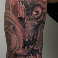 Monster Schädel schwarze Tinte Tattoo am Arm