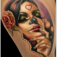 Schönes Tattoo von schlafender Todesfrau