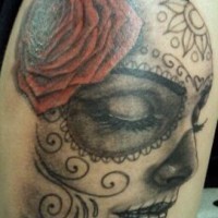 Tattoo von schlafender Todesfrau mit roter Rose