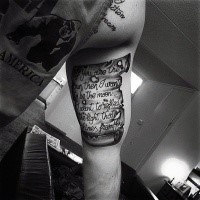 Kleines im 3D Stil cool aussehende Bizeps Tattoo mit zerrissenem Schriftzug