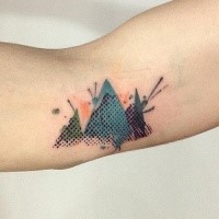 Kleine im abstrakten Stil farbige Berge Tattoo am Ellenbogen