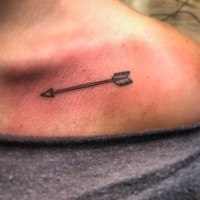 Tatuaje  de flecha simple en la clavícula