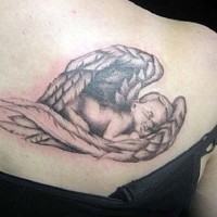 Tatuaje  de ángel durmiente en la ala