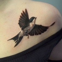 Tatuaje en el hombro, pájaro que vuela