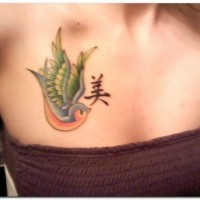 Tatuaggio colorato sul petto l'uccello & il geroglifico