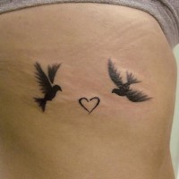 due piccoli uccelli con cuore mezza tatuaggio per ragazza