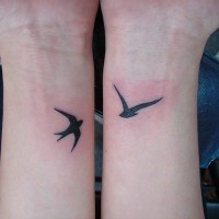 piccoli rondine tatuaggio su due braccia