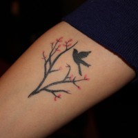 piccolo uccello seduto su ramo di albero tatuaggio