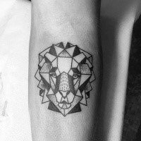 Tatuagem de antebraço de tinta preta pequena de cabeça de leão