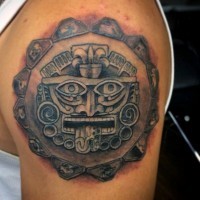 Kleines schwarzes Schulter Tattoo mit der Mayas Tablette