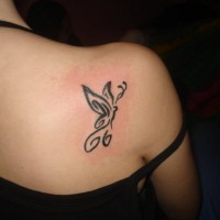 Tatuaje en el hombro, mariposa linda tribal, tinta negra