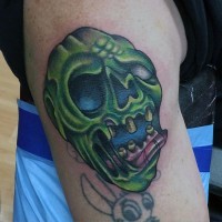 Kleines farbiges Schulter Tattoo mit Zombiesgesicht
