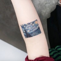 Pequeño tatuaje del brazo con aspecto de color frío del castillo con cielo nocturno y estrellas