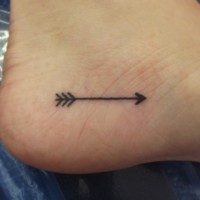 Tatuaje en el pie, flecha simple diminuta