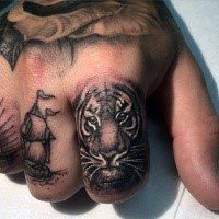 Kleines niedliches farbiges Finger Tattoo mit Tigerkopf