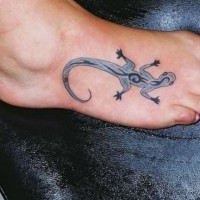 Tatuaje en el pie, lagarto pequeño grácil