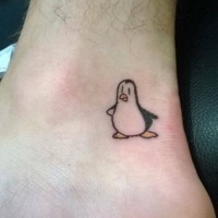 piccolo carino pinguino tatuaggio sul piede per ragazzi e ragazze