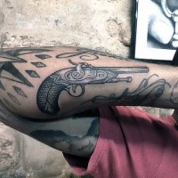 Kleines detailliertes schwarzes im Gravur-Stil Unterarm Tattoo mit antiker Pistole